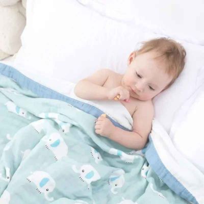 Couverture bébé douce mousseline couvre bébé allongé sur lit Nuage de Mousseline
