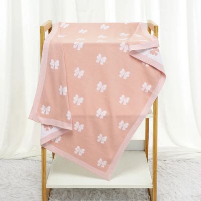 Couverture bébé douce rose sur table Cocon Papillon