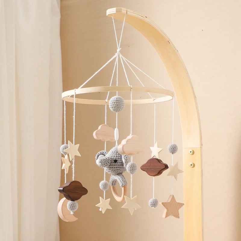 Mobile bébé rassurant stimulant tricoté Bois et Laine Éveil Artisanal