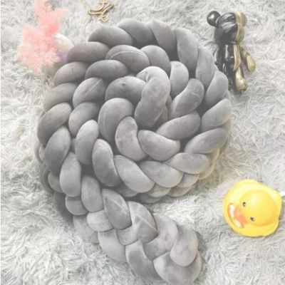 Tour de lit bebe doux moelleux dans berceau CozyKnot Gris