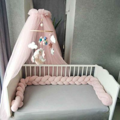 Tresse de lit Rose douce dans berceau avec mobilier CosyDream