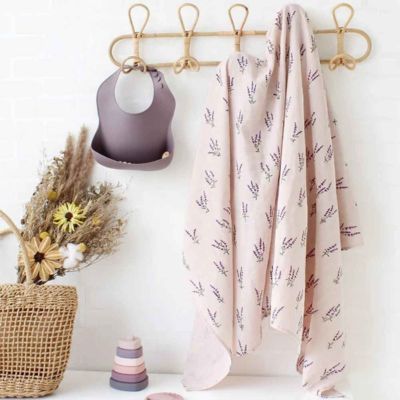 Couverture bebe douce accrochée lavande Plume Bio