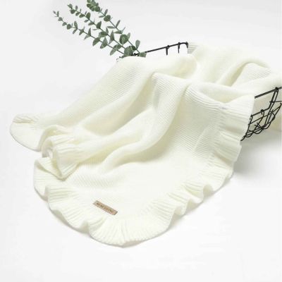 Couverture bébé douce blanche dans panier Maille Nature