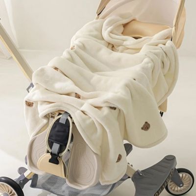 Couverture bébé douce confortable dans une poussette nuit polaire