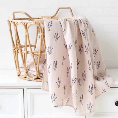 Couverture bebe douce dans panier lavande Plume Bio