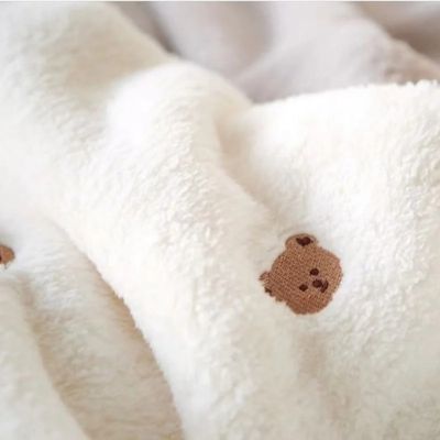 Couverture bébé douce douillette détail nuit polaire