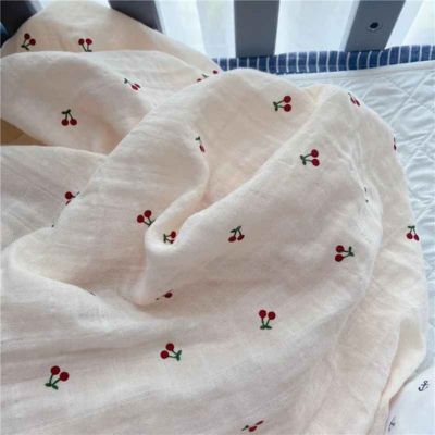 Couverture bebe douce légère motifs cerises Plume Bio