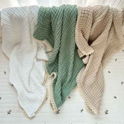 Couverture bébé douce mousseline beige verte blanche dans le berceau Dentelle d'Éveil