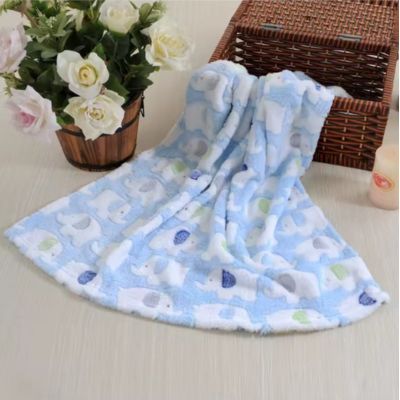 Couverture bebe moelleuse dans un panier éléphanteau douceur